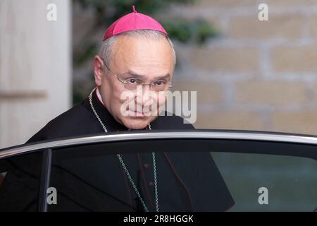 Vatikanstadt, Vatikan, 21. Juni 2023. Monsignore Edgar Pena Parra geht nach dem Treffen des brasilianischen Präsidenten Luiz Inacio Lula da Silva mit Papst Franziskus - Foto des Vatikan Pool D. Ibanez. Kredit: Maria Grazia Picciarella/Alamy Live News Stockfoto