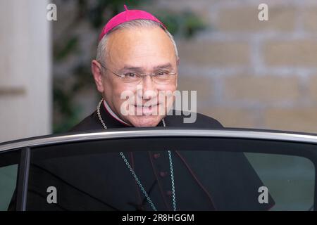 Vatikanstadt, Vatikan, 21. Juni 2023. Monsignore Edgar Pena Parra geht nach dem Treffen des brasilianischen Präsidenten Luiz Inacio Lula da Silva mit Papst Franziskus - Foto des Vatikan Pool D. Ibanez. Kredit: Maria Grazia Picciarella/Alamy Live News Stockfoto