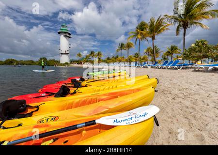 Kajakverleih und Sandstrand auf Harvest Caye - private Insel im Besitz von Norwegian Cruise Line in Belize Stockfoto