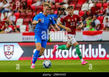 Budapest, Ungarn. 19. Juni 2023. Budapest, Ungarn, Juni 19. 2023: 10 Kocsis D. (Ungarn) und 11 Sigurgeirsson I. (Island) verfolgen den Ball während des Spiels der europäischen unter 21 Freundinnen Nationalmannschaft zwischen Ungarn und Island an der Venue Bozsik Arena in Budapest, Ungarn. (Gabor SAS/SPP) Kredit: SPP Sport Press Photo. Alamy Live News Stockfoto