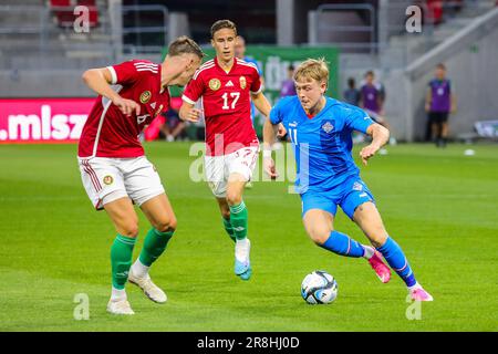 Budapest, Ungarn. 19. Juni 2023. Budapest, Ungarn, Juni 19. 2023: 4 Szabó A. (Ungarn) und 11 Sigurgeirsson I. (Island) Verfolgen Sie den Ball während des Spiels der europäischen Nationalmannschaft unter 21 in der Venue Bozsik Arena in Budapest, Ungarn. (Gabor SAS/SPP) Kredit: SPP Sport Press Photo. Alamy Live News Stockfoto