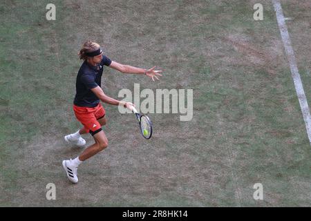 Halle, Deutschland. 21. Juni 2023. Tennis: ATP Tour Singles, Männer, Runde 16, Zverev (Deutschland) - Shapovalov (Kanada). Alexander Zverev spielt einen Vorgänger. Kredit: Friso Gentsch/dpa/Alamy Live News Stockfoto