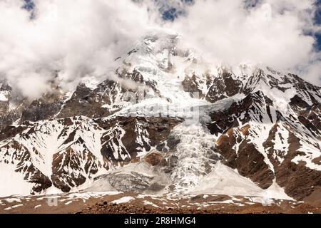 Hoch gelegene Berglandschaft im himalaya. Tilicho Peak in den Wolken. Blick von der Westseite des Tilicho Sees. Stockfoto