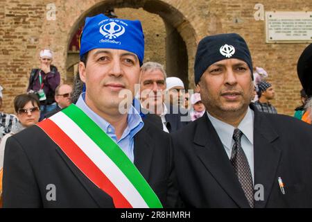 Youssef Salmi und Singh Surjeet Pal. Baisakhi-Festival. Novellara Stockfoto