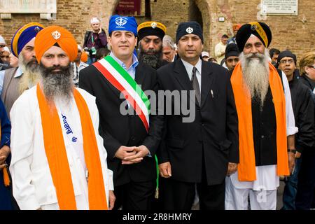 Singh Arpal. Youssef Salmi und Singh Surjeet Pal. Baisakhi-Festival. Novellara Stockfoto