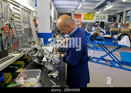 Werkstatt. Motorroller- Und Lambretta-Museum. Rodano. Milan Provice. Italien Stockfoto