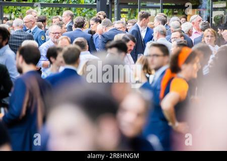 Berlin, Deutschland. 21. Juni 2023. Gäste der Sommerparty der Nordrhein-Westfälischen Vertretung bei der Bundesregierung. Kredit: Christoph Soeder/dpa/Alamy Live News Stockfoto