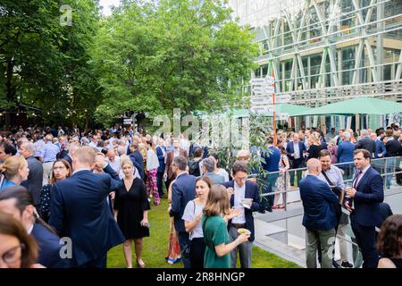 Berlin, Deutschland. 21. Juni 2023. Gäste der Sommerparty der Nordrhein-Westfälischen Vertretung bei der Bundesregierung. Kredit: Christoph Soeder/dpa/Alamy Live News Stockfoto