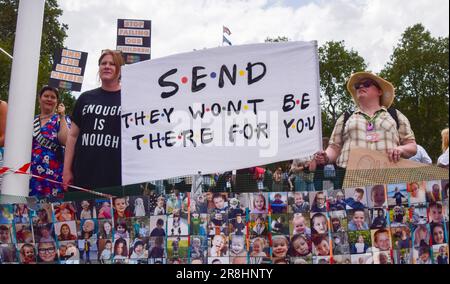 London, Großbritannien. 21. Juni 2023 Demonstranten versammelten sich am Parlamentsplatz und riefen nach S.E.N.D. (Besondere Bildungsbedürfnisse und Behinderungen) Reform. Stockfoto