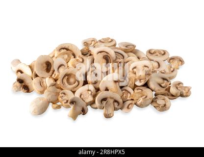 Gezüchtete weiße Champignon-Pilze, in Scheiben geschnittene Button-Pilze (Agaricus bisporus), isoliert auf weiß, mit Schnittpfad Stockfoto