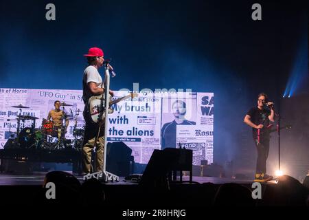 20. Juni 2023, San Diego, Kalifornien, USA: Drummer Travis Barker, Tom DeLonge und Mark Hoppus von Blink-182 treten live in der Pechanga Arena in San Diego auf. (Kreditbild: © K.C. Alfred/ZUMA Press Wire) NUR REDAKTIONELLE VERWENDUNG! Nicht für den kommerziellen GEBRAUCH! Stockfoto