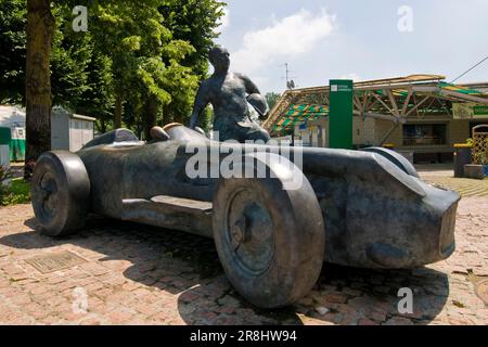 Kopie der Statue von Juan Manuel Fangio neben Mercedes-benz 196 W. das Werk von Joaquim Ros. Autodromo Nazionale Monza. Monza Park. Italien Stockfoto