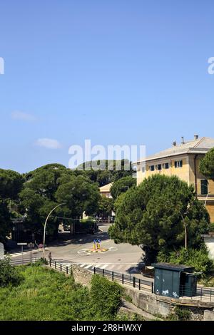 Kreisverkehr neben einem Park und einer erhöhten Straße, die an einem sonnigen Tag im Sommer von oben in einer italienischen Stadt zu sehen ist Stockfoto