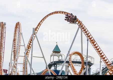 Abenteuerlustige fahren auf den wilden Spaghetti-Strecken der Thunderbolt Roller Coaster auf Coney Island, Brooklyn, New York. Stockfoto