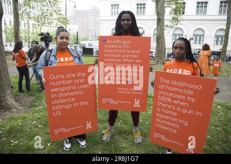 Von Küste zu Küste tauchten am 2. Bis 4. Juni 2023 Tausende Amerikaner in Orange auf, um Überlebende zu ehren und eine Gemeinschaft mit anderen aufzubauen, die sich für ein Ende der Waffengewalt einsetzen. Stockfoto