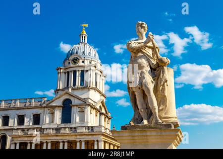 Statue von King George II. Of Britain von Michael Rysbrack und Queen Mary Court am Old Royal Naval College, Greenwich, London, Großbritannien Stockfoto