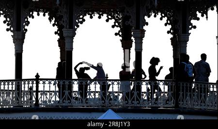 Brighton UK 21. Juni 2023 - Tänzer genießen heute Abend eine Sommersonnenwende auf dem Brighton Bandstand, wenn die Sonne am längsten Tag des Jahres untergeht : Credit Simon Dack / Alamy Live News Stockfoto