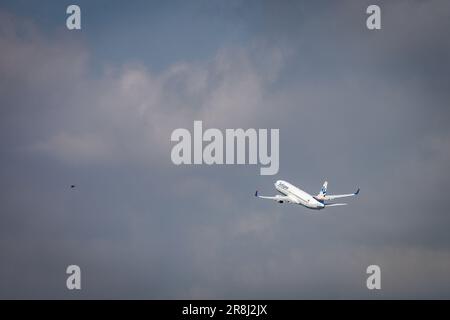 Düsseldorf, Deutschland, 20.06.2023: BOEING 737 NG / MAX - MSN 38177 TC-SPH des Sun Express mit Abflug am Düsseldorf International Airport. Stockfoto