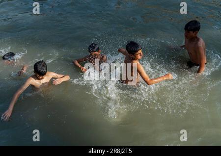 Pulwama, Indien. 21. Juni 2023. Kashmiri-Jungs sahen, wie sie an einem heißen Tag in Srinagar in einem Kanal badeten. Die Höchsttemperatur in Srinagar stieg auf 34,0°C und lag für die Saison 4,8°C über dem Normalwert. Die Temperatur von heute überstieg die vorige Höchsttemperatur von 33,3°C, die erst gestern verzeichnet wurde, sagte der Beamte. (Foto: Idrees Abbas/SOPA Images/Sipa USA) Guthaben: SIPA USA/Alamy Live News Stockfoto