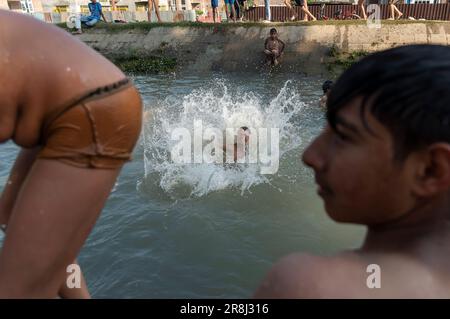 Pulwama, Indien. 21. Juni 2023. Kashmiri-Jungs sahen, wie sie an einem heißen Tag in Srinagar in einem Kanal badeten. Die Höchsttemperatur in Srinagar stieg auf 34,0°C und lag für die Saison 4,8°C über dem Normalwert. Die Temperatur von heute überstieg die vorige Höchsttemperatur von 33,3°C, die erst gestern verzeichnet wurde, sagte der Beamte. (Foto: Idrees Abbas/SOPA Images/Sipa USA) Guthaben: SIPA USA/Alamy Live News Stockfoto