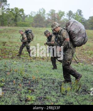 27. Mai 2023 - Hoffman, North Carolina, USA - Spezialeinsatzkandidaten für die USA Army John F. Kennedy Special Warfare Center and School Knie nieder, während sie in der letzten Phase des Feldtrainings, bekannt als Robin Sage, in der Mitte von North Carolina am 27. Mai 2023 durch ein bewaldetes Gebiet wandern. Robin Sage ist die Kulminationsübung für Soldaten im Qualifizierungskurs der Spezialkräfte und ist seit mehr als 50 Jahren der Lackmustest für Soldaten, die sich die Green Beret verdienen wollen. (Kreditbild: © K. Kassens/USA Army/ZUMA Press Wire Service) NUR FÜR REDAKTIONELLE ZWECKE! Nicht für gewerbliche VERWENDUNG Stockfoto