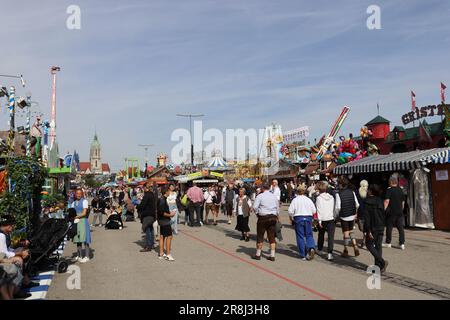 Das Oktoberfest in München auf der Wiese Theresienwiese ist das größte Volksfest der Welt. Im Münchner Dialekt heißt es d Wiesn. Stockfoto