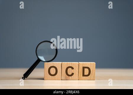 Holzblöcke mit der Abkürzung OCD. Zwangskrankheit. Psychische Gesundheit und psychiatrisches Konzept Stockfoto