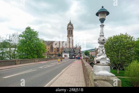 Die Tweed-Brücke über den Fluss Tweed mit Blick auf die alte Pfarrkirche - Peebles, Schottland Stockfoto