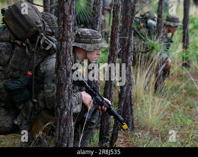 27. Mai 2023 - Hoffman, North Carolina, USA - Spezialeinsatzkandidaten für die USA Army John F. Kennedy Special Warfare Center and School Knie nieder, während sie in der letzten Phase des Feldtrainings, bekannt als Robin Sage, in der Mitte von North Carolina am 27. Mai 2023 durch ein bewaldetes Gebiet wandern. Robin Sage ist die Kulminationsübung für Soldaten im Qualifizierungskurs der Spezialkräfte und ist seit mehr als 50 Jahren der Lackmustest für Soldaten, die sich die Green Beret verdienen wollen. (Kreditbild: © K. Kassens/USA Army/ZUMA Press Wire Service) NUR FÜR REDAKTIONELLE ZWECKE! Nicht für gewerbliche VERWENDUNG Stockfoto