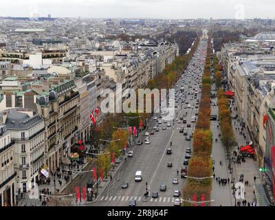 Halten Sie die Essenz von Paris mit einer Sammlung von atemberaubenden Fotos fest, die ikonische Wahrzeichen, bezaubernde Straßen und die unbestreitbare Romantik von zeigen Stockfoto