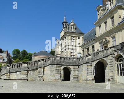 Halten Sie die Essenz von Paris mit einer Sammlung von atemberaubenden Fotos fest, die ikonische Wahrzeichen, bezaubernde Straßen und die unbestreitbare Romantik von zeigen Stockfoto