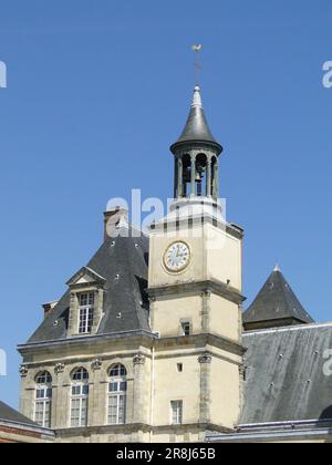 Halten Sie die Essenz von Paris mit einer Sammlung von atemberaubenden Fotos fest, die ikonische Wahrzeichen, bezaubernde Straßen und die unbestreitbare Romantik von zeigen Stockfoto