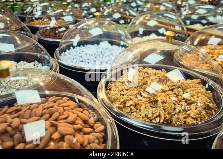 Mandelkerne, Haselnusskerne und andere getrocknete Früchte und Nüsse auf einer Ladentheke Stockfoto