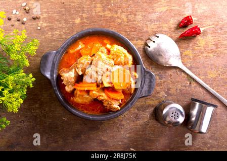 Gulasch, Rindergulasch in Gusseisen Pfanne, Ansicht von oben, Nahaufnahme Stockfoto