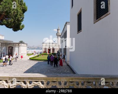 Gruppe im Topkapi Palace Musuem Komplex mit Gärten. Bezirk Fatih, Istanbul, Türkei Stockfoto
