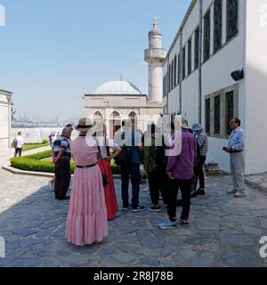 Gruppe im Topkapi Palace Musuem Komplex mit Gärten. Bezirk Fatih, Istanbul, Türkei Stockfoto