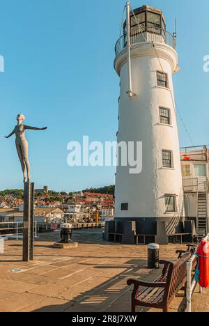 The Diving Belle Sculpture neben dem Scarborough Light House, North Yorkshire, England, Großbritannien Stockfoto