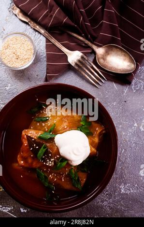 Kohlrouladen mit Tomatensauce mit Petersilie dekoriert Stockfoto