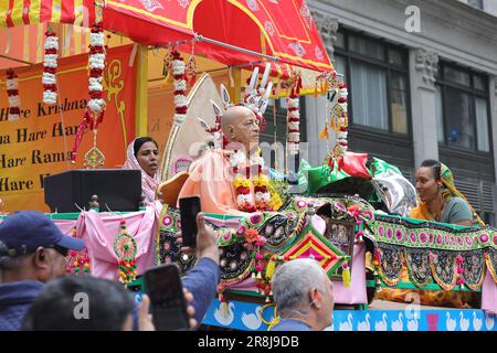 NY, USA. 10. Juni 2023. Fifth Avenue, New York, USA, 10. Juni 2023 – Tausende Teilnehmer nahmen am Hare Krishna Festival and Parade Today 2023 in New York City Teil. Foto: Luiz Rampelotto/EuropaNewswire (Kreditbild: © Luiz Rampelotto/ZUMA Press Wire) NUR REDAKTIONELLE VERWENDUNG! Nicht für den kommerziellen GEBRAUCH! Stockfoto