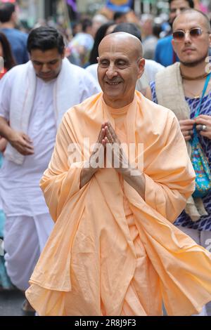 NY, USA. 10. Juni 2023. Fifth Avenue, New York, USA, 10. Juni 2023 – Tausende Teilnehmer nahmen am Hare Krishna Festival and Parade Today 2023 in New York City Teil. Foto: Luiz Rampelotto/EuropaNewswire (Kreditbild: © Luiz Rampelotto/ZUMA Press Wire) NUR REDAKTIONELLE VERWENDUNG! Nicht für den kommerziellen GEBRAUCH! Stockfoto