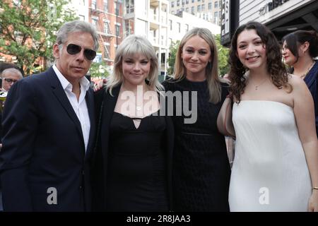 NY, USA. 11. Juni 2023. Village East Cinema, New York, USA, 11. Juni 2023 – Ben Stiller, Maya Mondlak, Ella Stiller und Christine Taylor nehmen am 11. Juni 2023 beim Tribeca Festival 2023 im Village East Cinema in New York City an der Show Let Liv in Shorts Teil. Foto: Giada Papini Rampelotto/EuropaNewswire (Kreditbild: © Luiz Rampelotto/ZUMA Press Wire) NUR REDAKTIONELLE VERWENDUNG! Nicht für den kommerziellen GEBRAUCH! Stockfoto