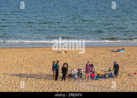 Bournemouth, Dorset, Großbritannien. 21. Juni 2023 Britisches Wetter: Warme, milde Abende an den Stränden von Bournemouth, während Besucher das warme Wetter am Meer genießen. Barbecue am Strand. Kredit: Carolyn Jenkins/Alamy Live News Stockfoto