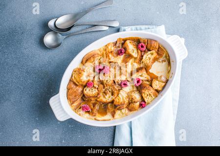 Croissant-Brotpudding mit cremiger Sauce und Vanilleeis sehr leckeres Dessert Stockfoto