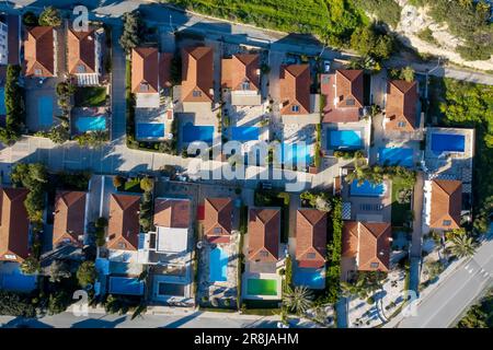 Blick von oben auf ein Viertel im Dorf Pissouri. Bezirk Limassol, Zypern Stockfoto