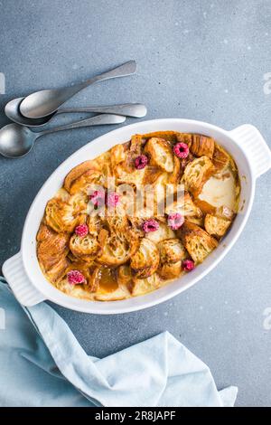 Croissant-Brotpudding mit cremiger Sauce und Vanilleeis sehr leckeres Dessert Stockfoto