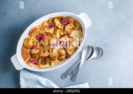 Croissant-Brotpudding mit cremiger Sauce und Vanilleeis sehr leckeres Dessert Stockfoto