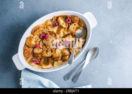 Croissant-Brotpudding mit cremiger Sauce und Vanilleeis sehr leckeres Dessert Stockfoto