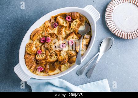 Croissant-Brotpudding mit cremiger Sauce und Vanilleeis sehr leckeres Dessert Stockfoto