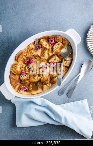 Croissant-Brotpudding mit cremiger Sauce und Vanilleeis sehr leckeres Dessert Stockfoto