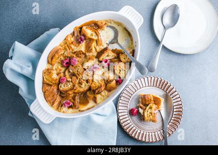 Croissant-Brotpudding mit cremiger Sauce und Vanilleeis sehr leckeres Dessert Stockfoto